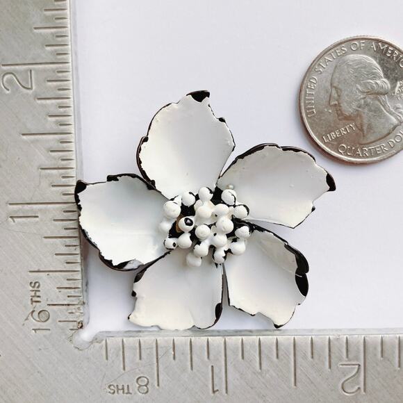 Vintage 1960s Brooch White Enamel Metal Mod Flower Black Edge Mid Century Pin - Picture 10 of 11
